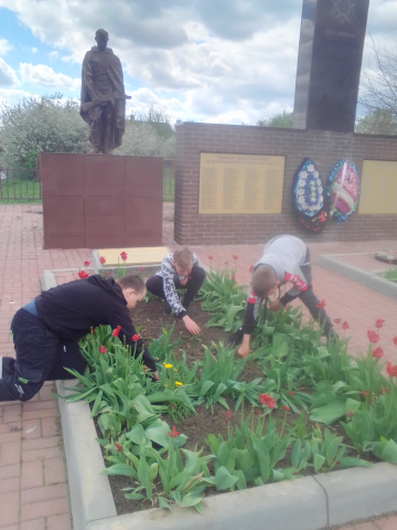 Работа у памятника