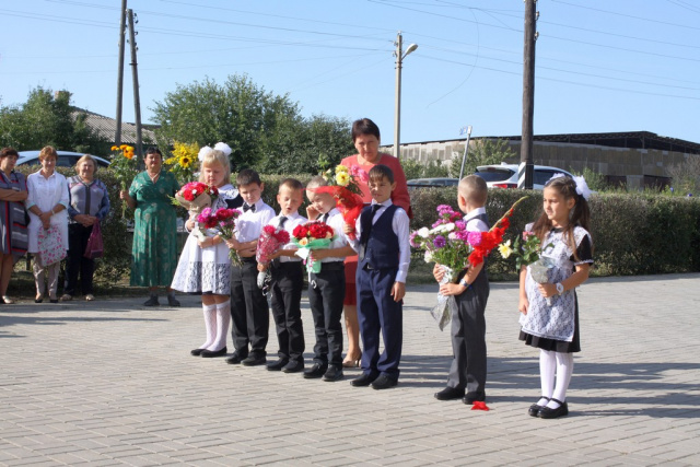 Первоклассники 2019 г. и классный руководитель.