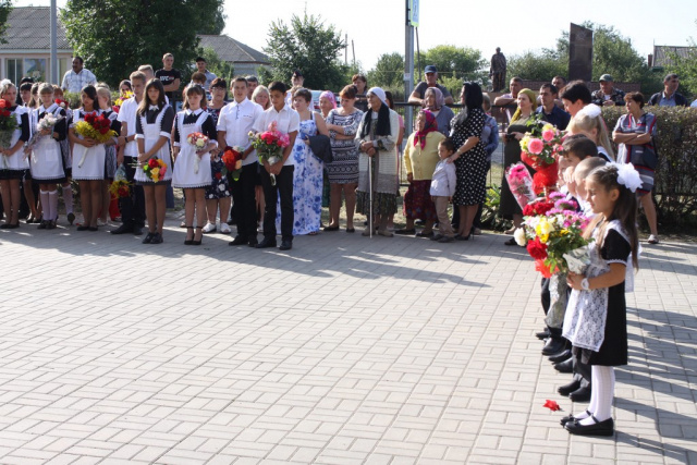 Девятиклассники поздравляют первоклассников