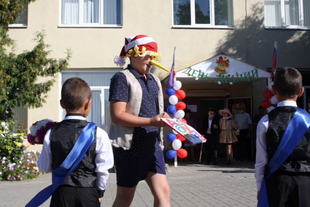 Сказочные герои приветствуют новых учеников