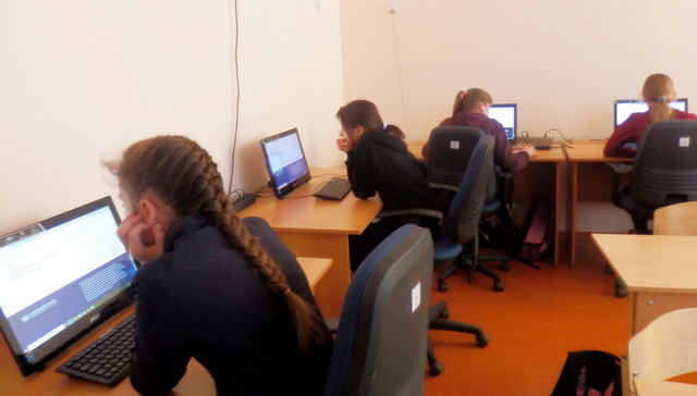 Выполнение заданий контрольной работы шесиклассниками